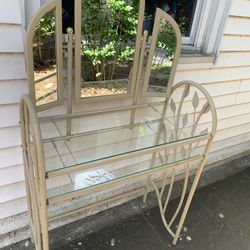 Charming Vanity In Long Island Great Neck 