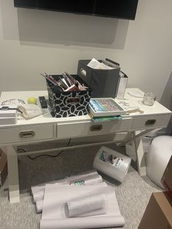 Escritorio blanco en perfectas condiciones