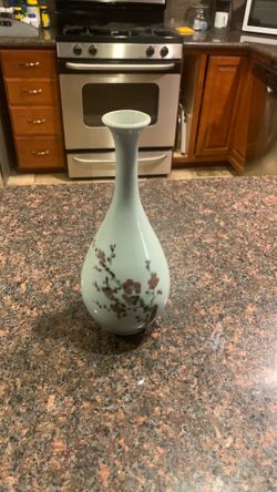 Beautiful Japanese vase could hundreds of dollars?