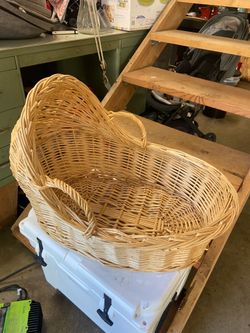 LOW PRICE MOVING- VINTAGE RATTAN MOSES BASKET BABY PHOTOS PHOTOSHOOT
