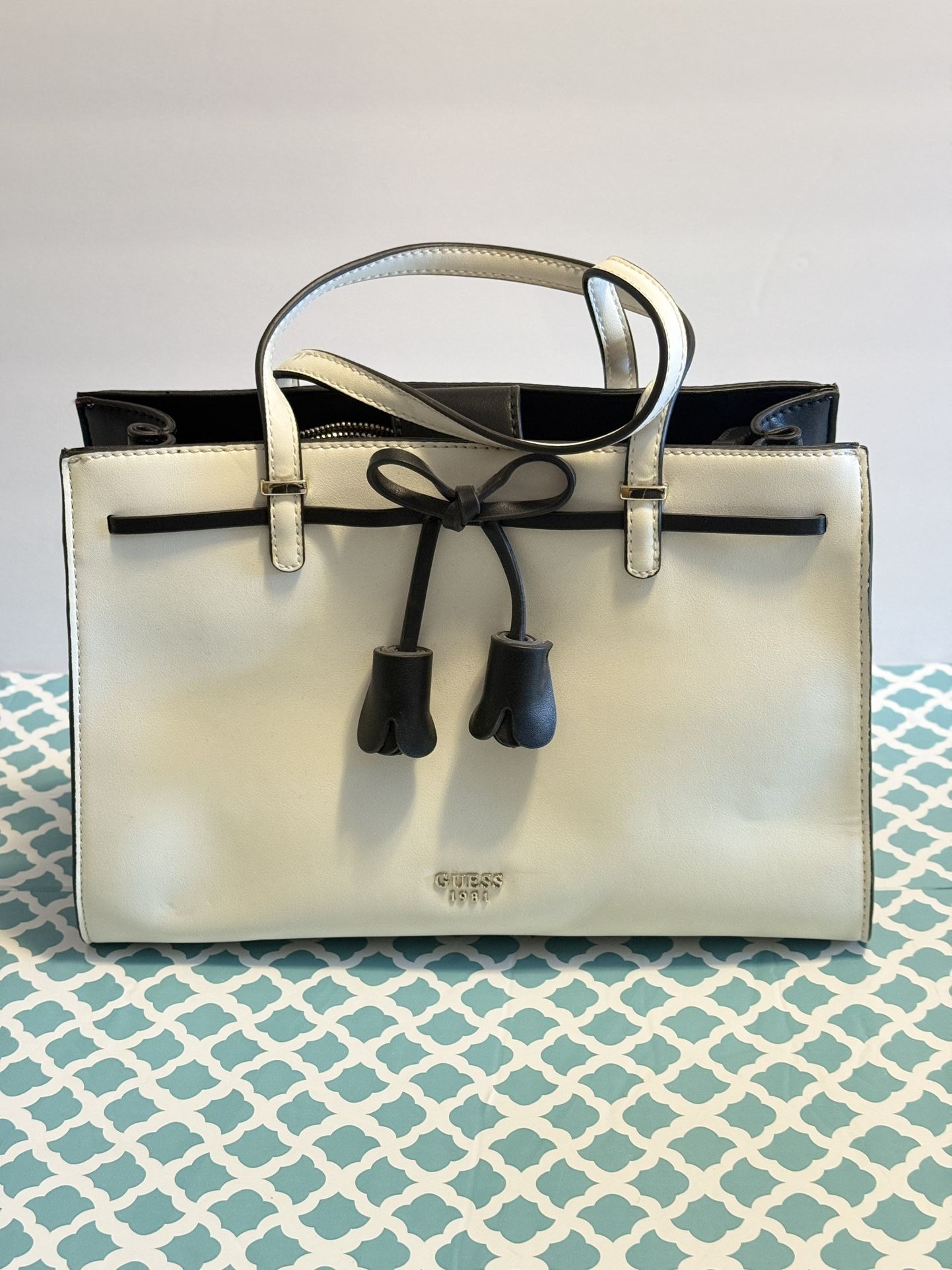 Guess Leila Girlfriend Satchel - White/Black