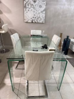 Glass Table With 4 White Chairs 