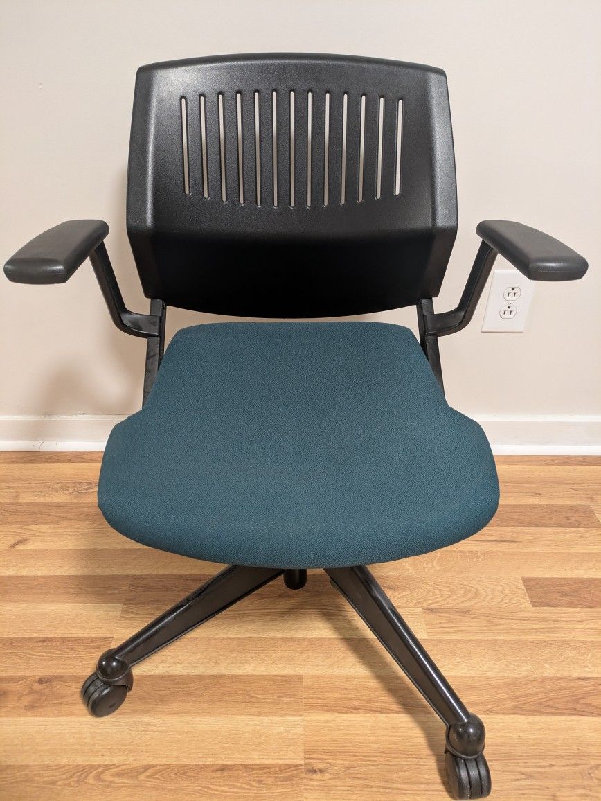 Heavy Duty Office/Game Chair Adjustable! Mint Condition!