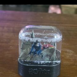 Harry Potter Snow Globe Quidditch 3" Tall TM & © WBEI (s13) Plastic. Chandler 