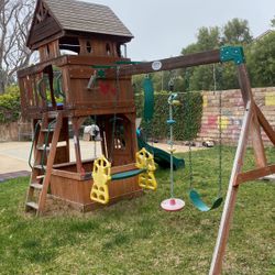 Backyard Tree House Swing Set 