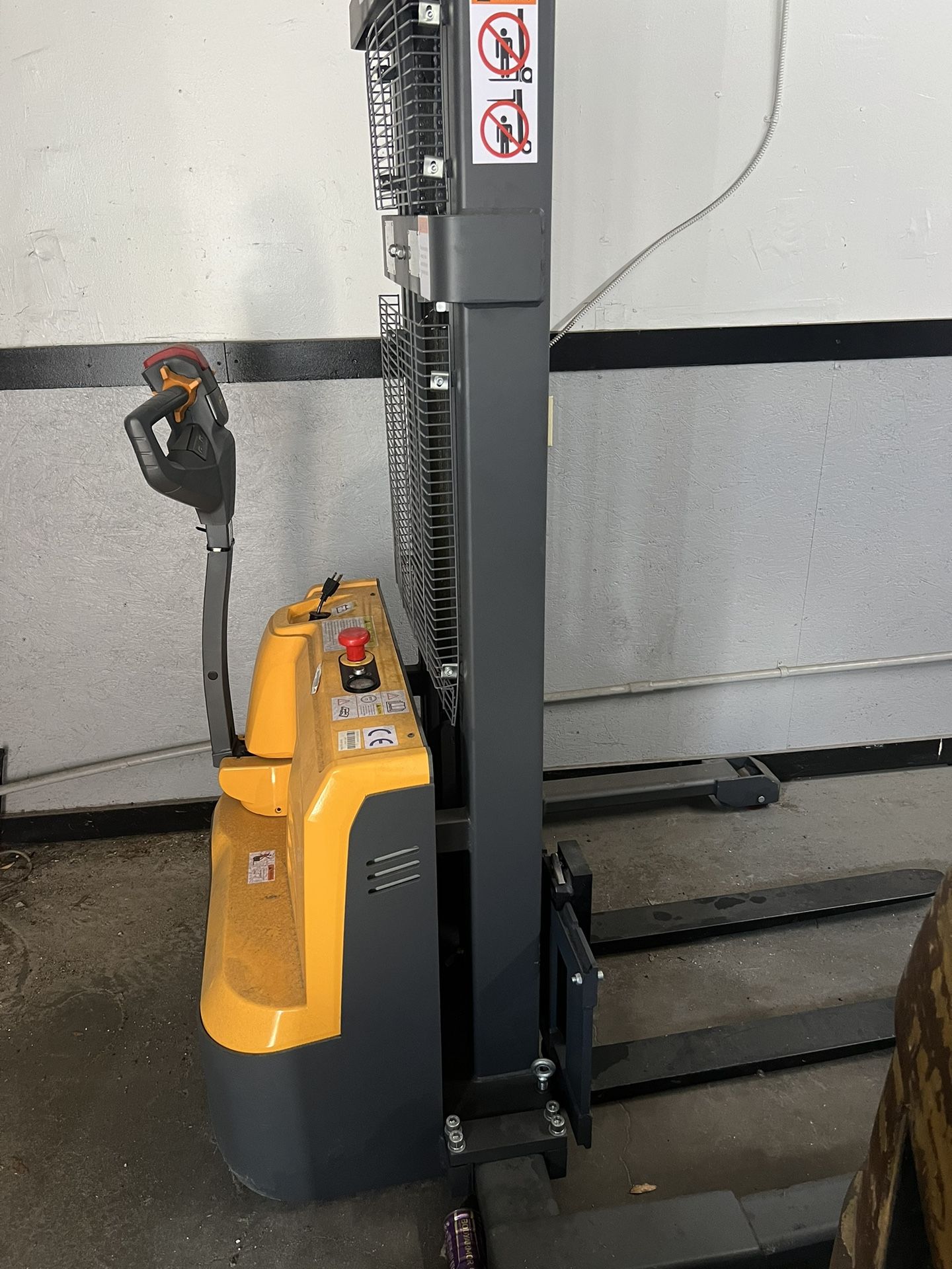 Stacker 3300 Lb Capacity