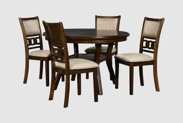 Beautiful Round Cherry Wood Kitchen table and matching chairs
