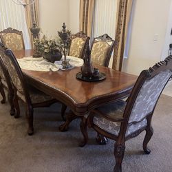 Extendable Dinning table with 6 Chairs