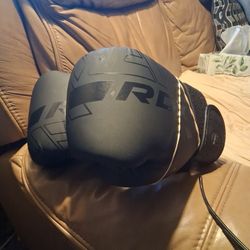 8 Oz boxing gloves young boy