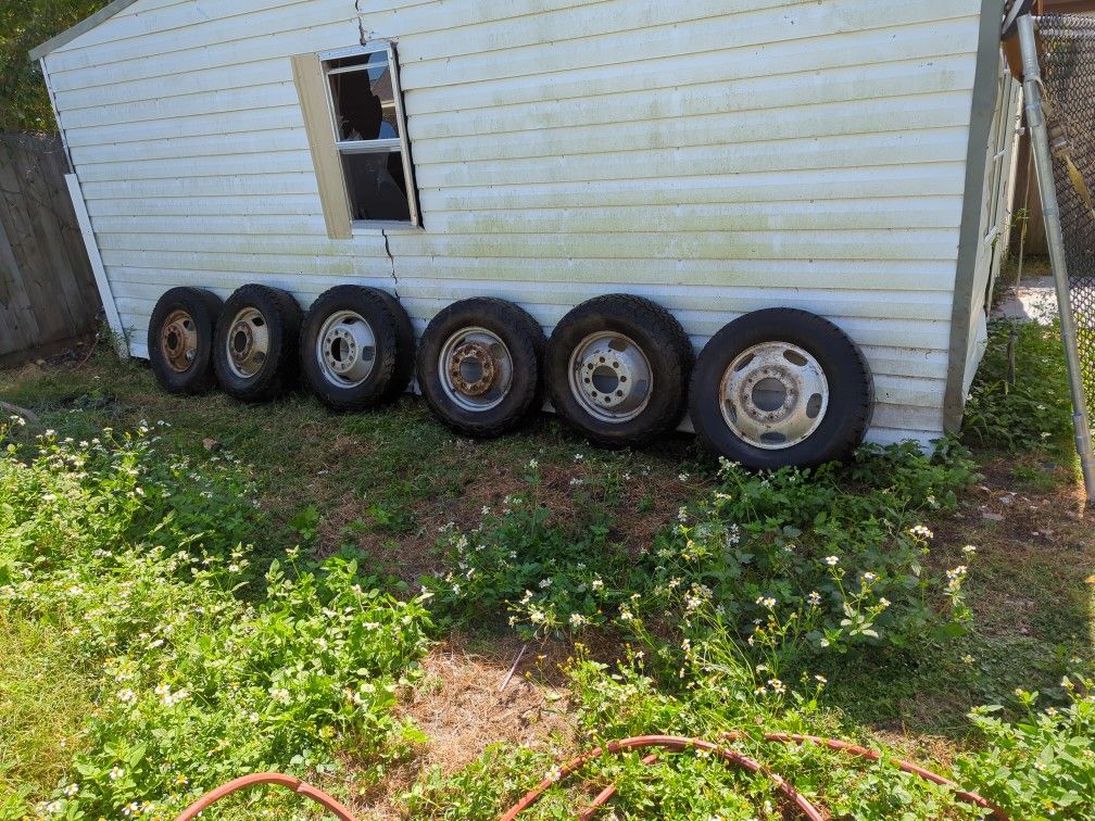 A Set Of Six Wheels And Tires Off Of A 2005 F350