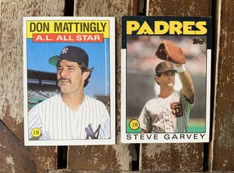 (2) 1982 Topps Baseball Cards 