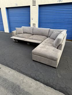 January Sale – Thomasville Miles Fabric Sectional w/ Power Footrest