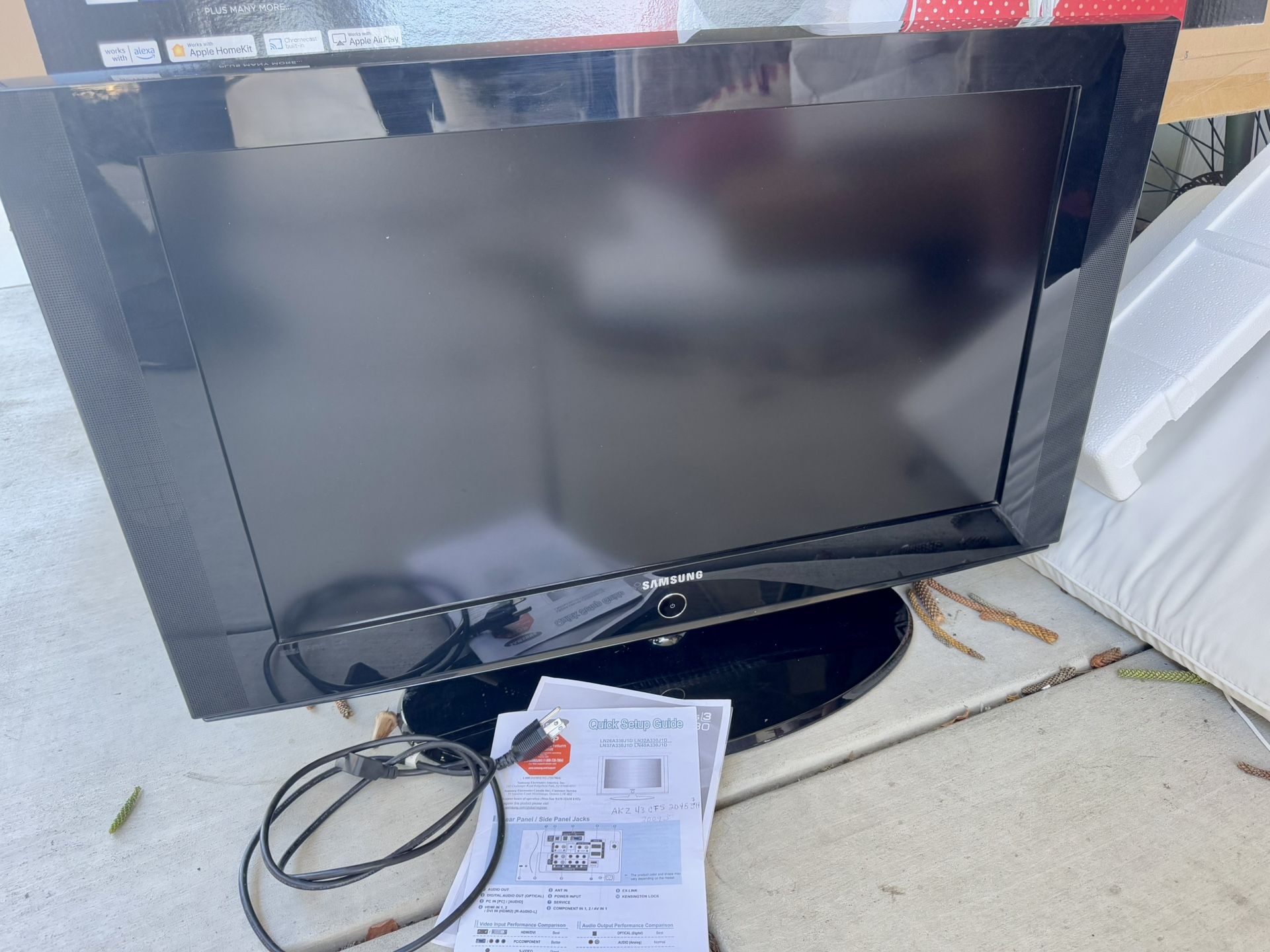 Samsung 43” 4kUHD Smart TV QLED with Stand