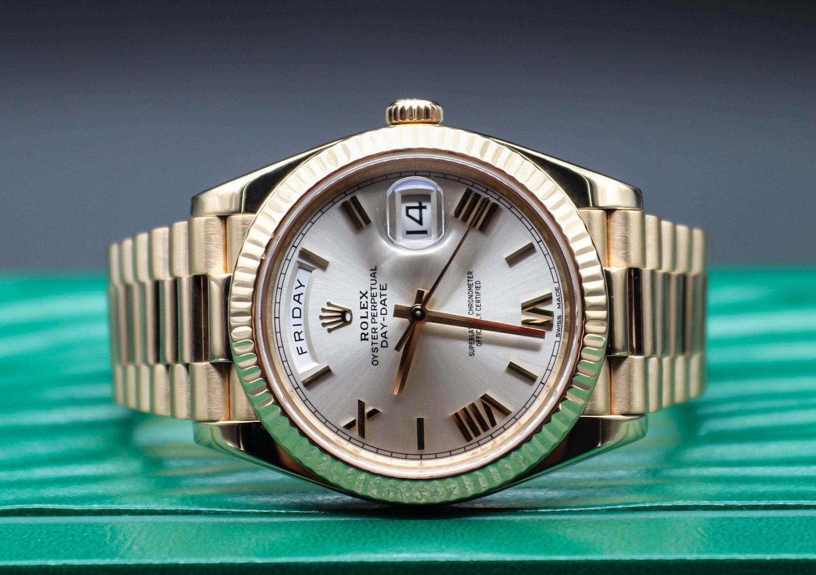 Rolex Day-Date. Gold. President. Silver Roman. 228238