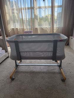 Skip Hop Bassinet – Excellent Condition