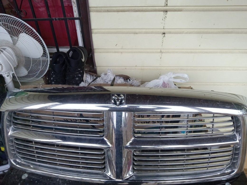 2005 Dogge Ram 1500 Grill