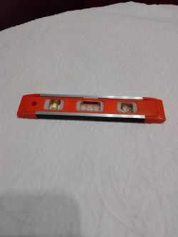 Magnetic pocket level
