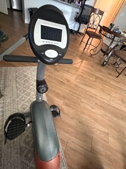 Recumbent Exercise Bike – Adjustable Resistance & Digital Display