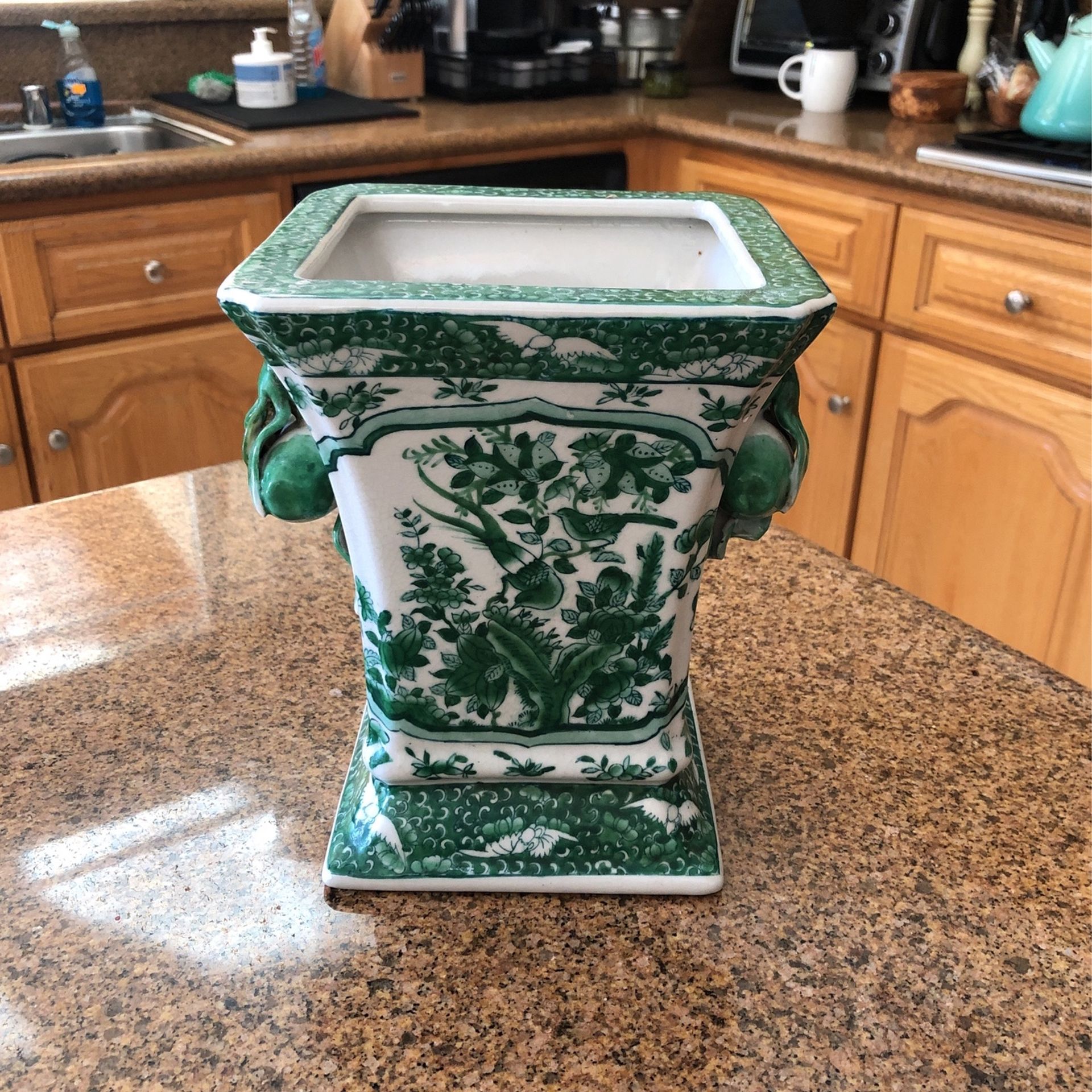 Oriental Vase 8 Inc Tall 6 Inc Wide Very Nuce Piece .