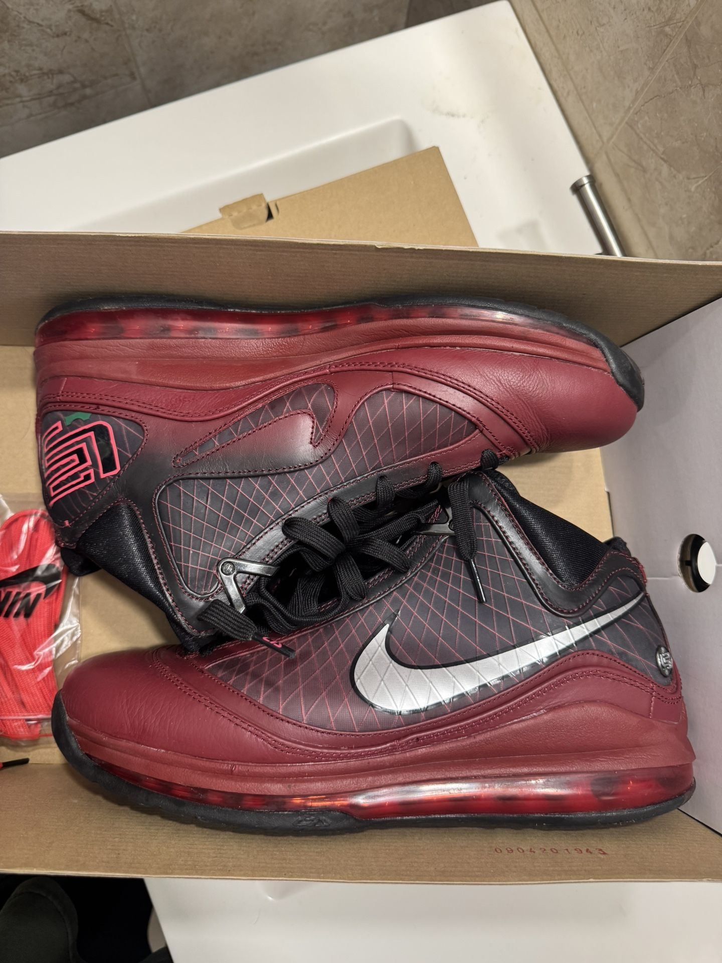 Nike LeBron 7 Christmas (2019)