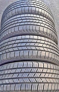Set 225/65-17 Michelin con el 80% de vida