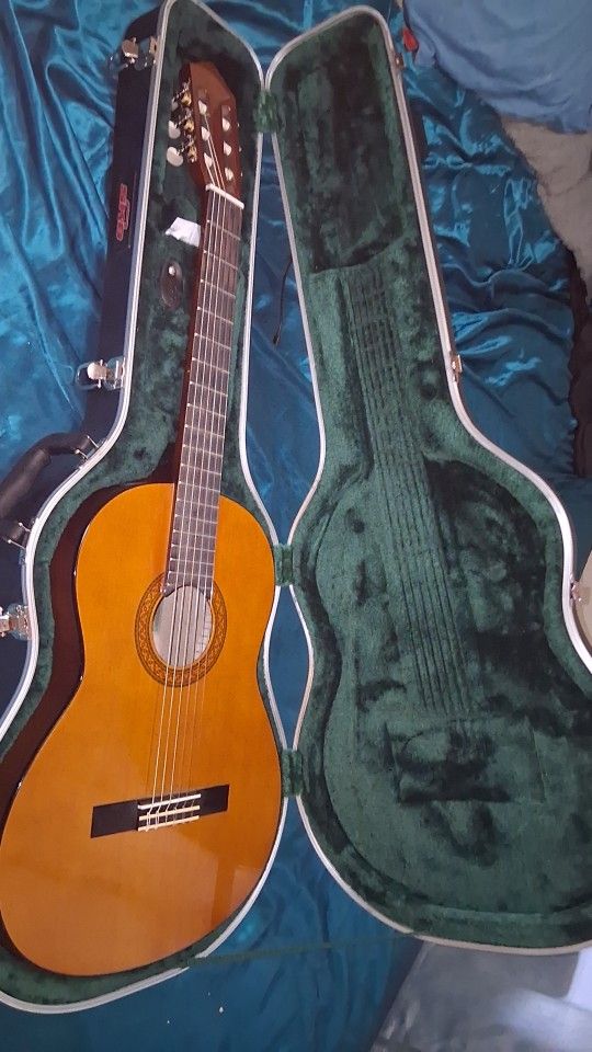 Yamaha C40 Guitar With A SKB HARD CASE 