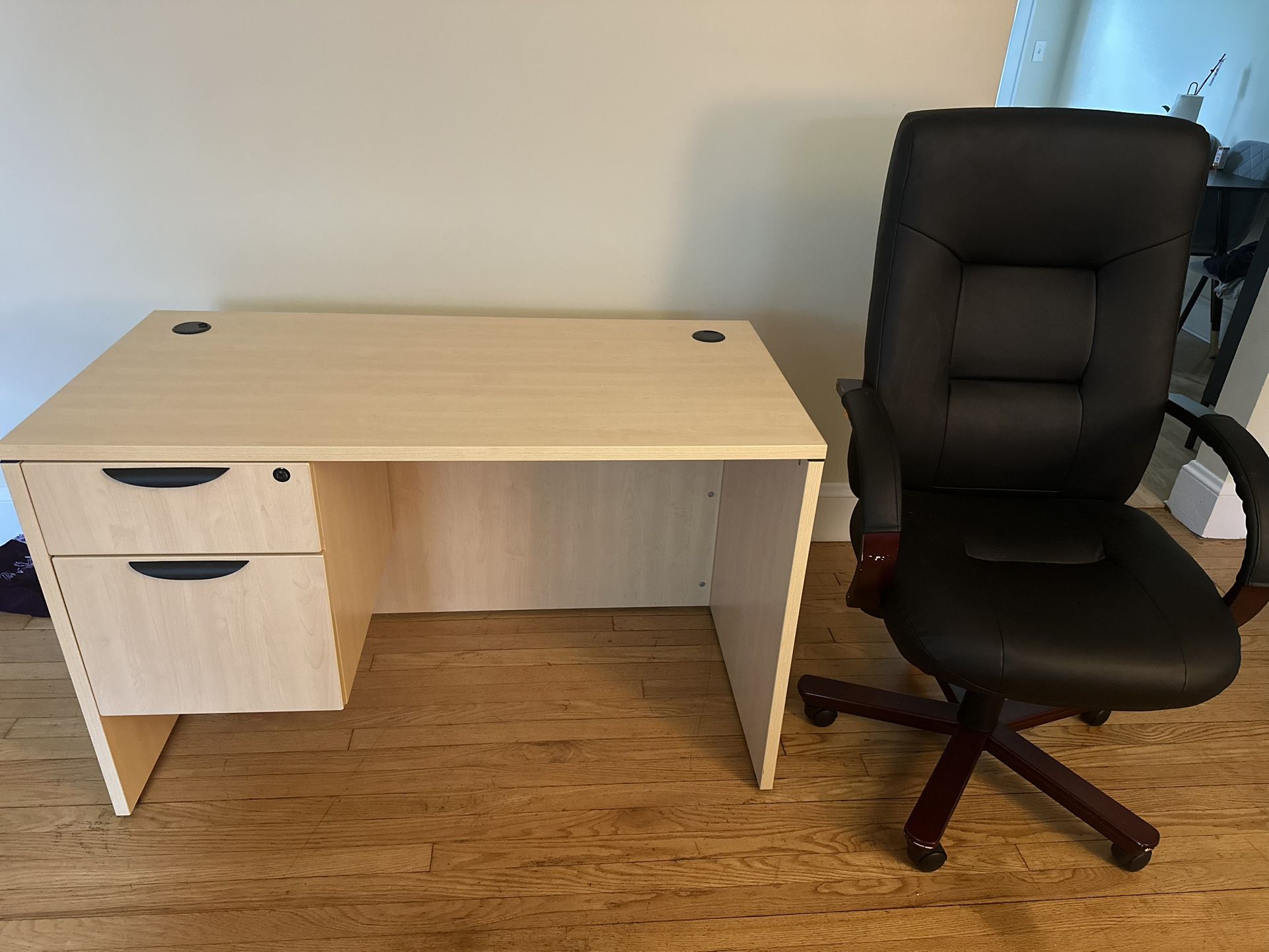 Office Desk & Leather Chair – Like New – High Quality – Gamer Friendly