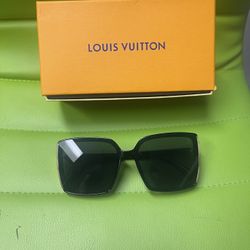 New Sunglasses For Woman’s It Comes With All Boxes 