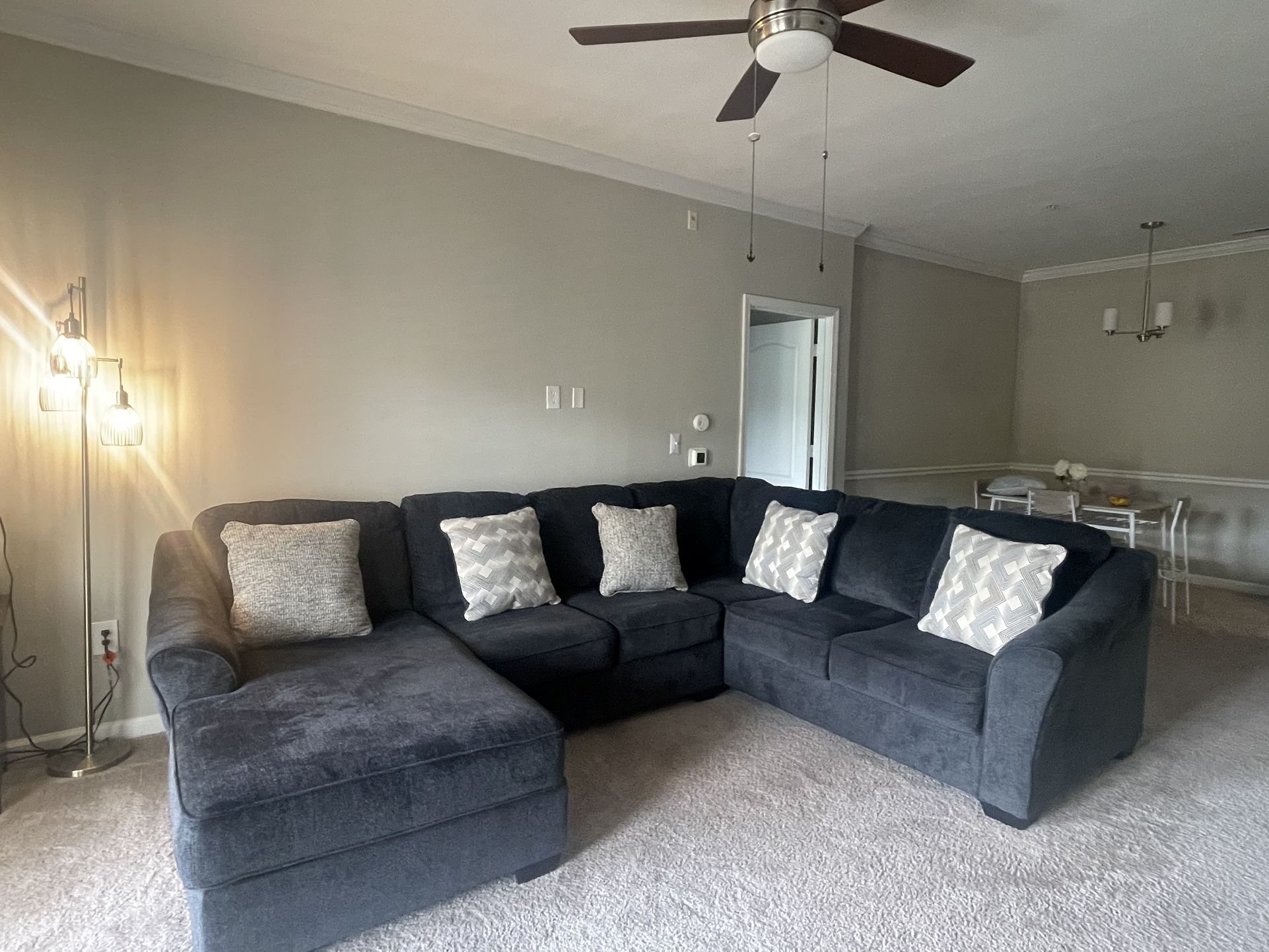 Like-New Sectional Sofa – Modern & Comfy