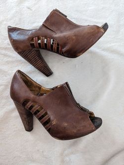 SEYCHELLES NB03212 BROWN
LEATHER CHARM SIZE 7.5