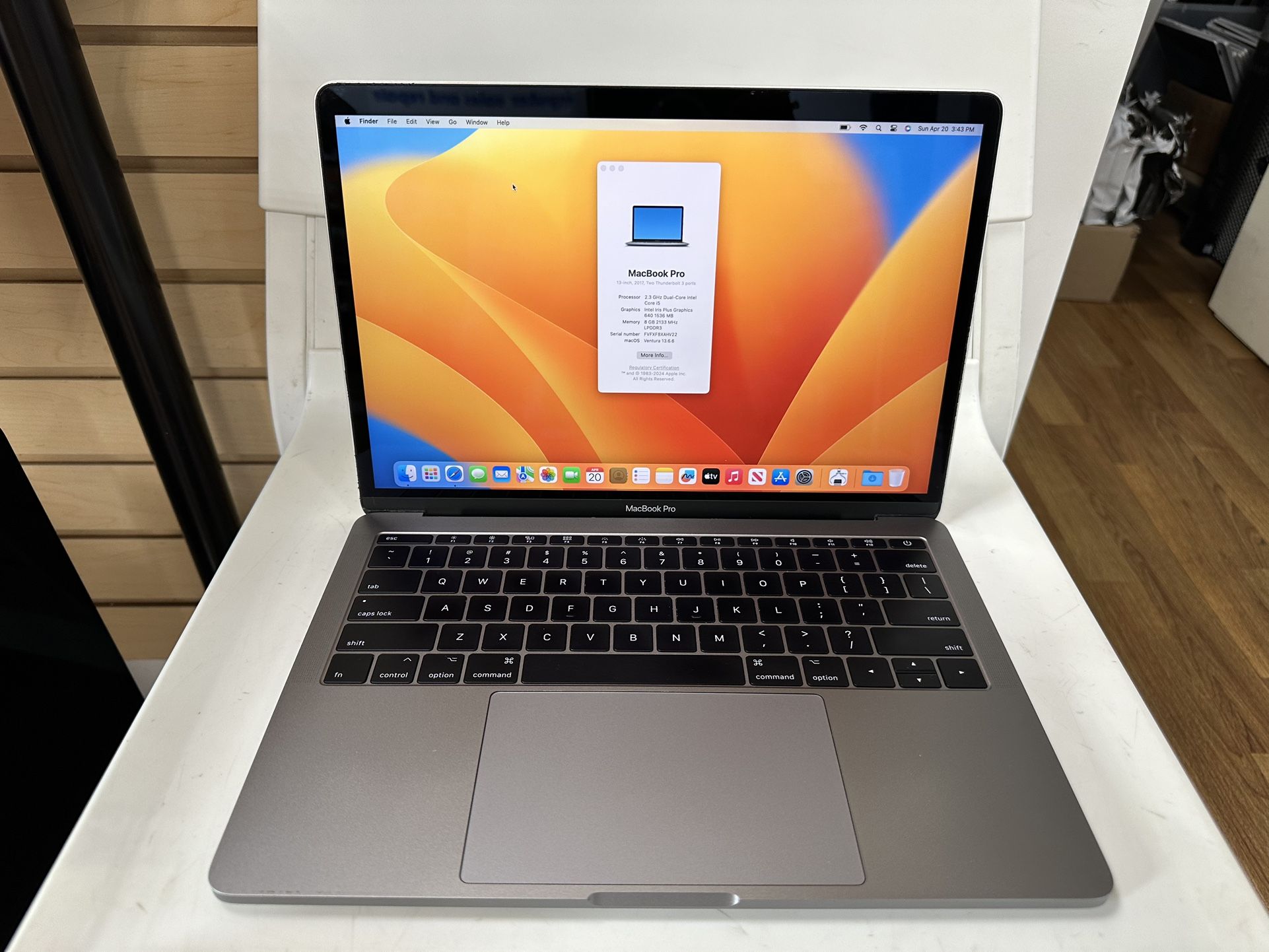 Macbook Pro 13 inch 2017 Two Thunderbolt 3 ports