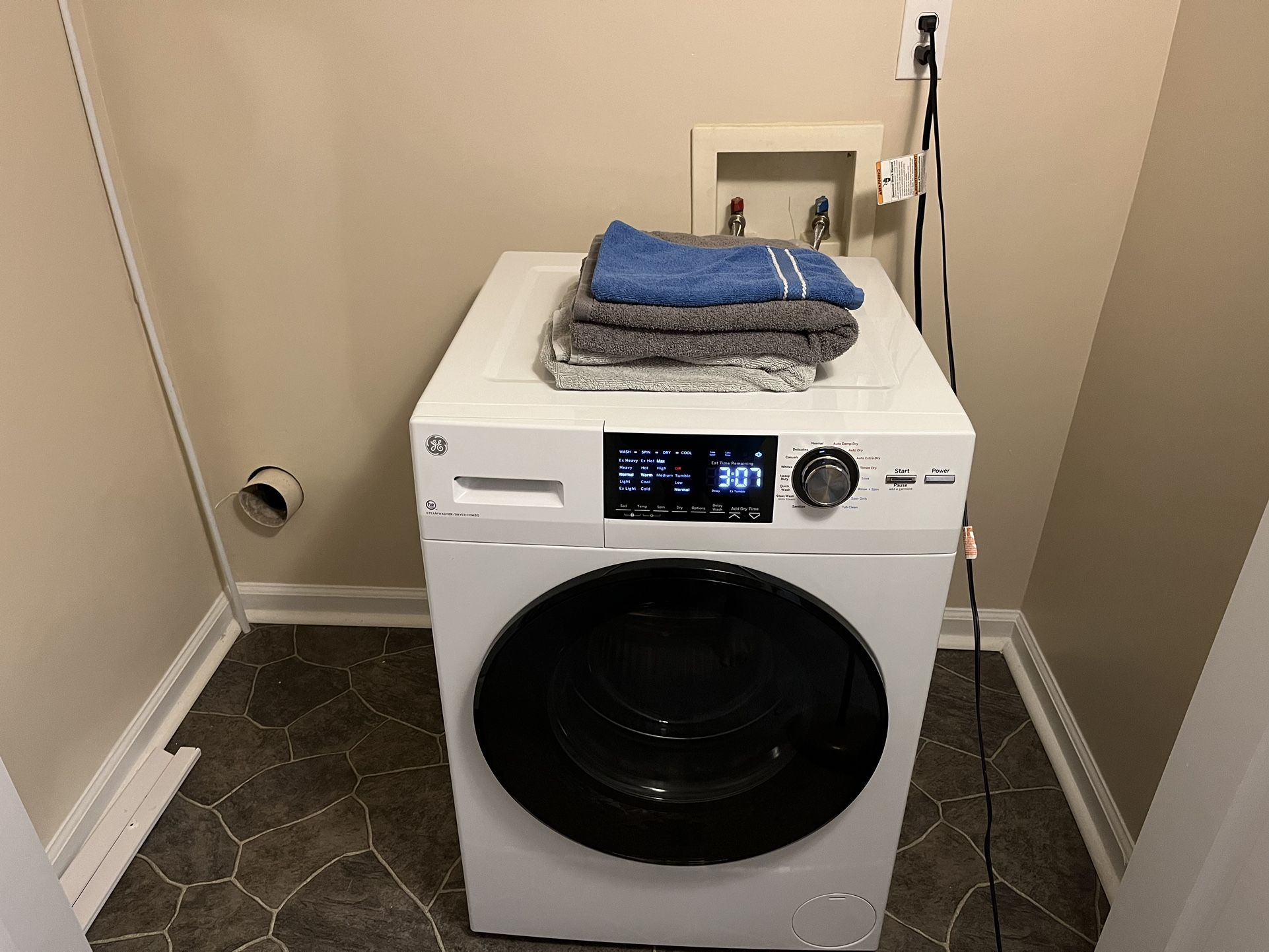Like New GE 2.4 Cu ft White 120-Volt Ventless Electric All in one Washer Dryer combo