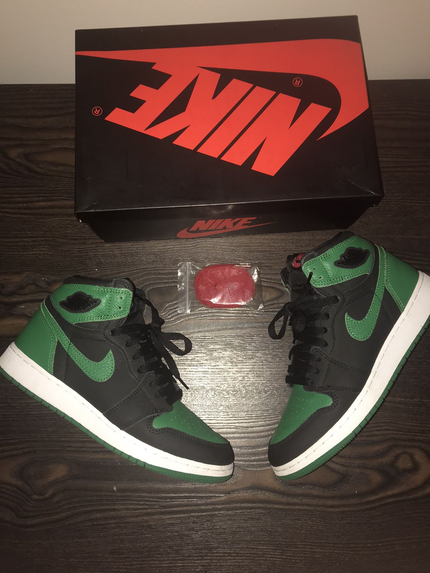 Jordan 1 Pine Green Size 7 GS Youth 100% authentic