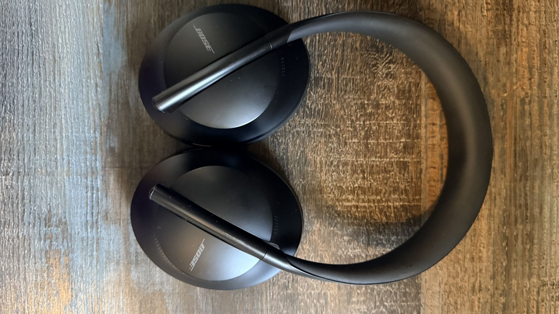 LIKE NEW BOSE HEADPHONES 700