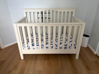 Pottery Barn Baby Crib in Great Condition.  Matress Included!