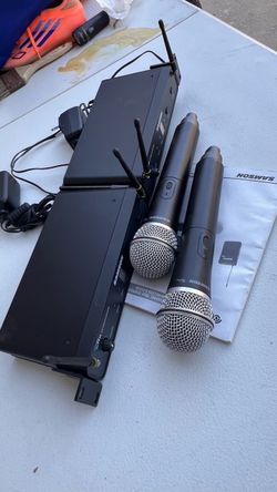 2 wireless Microphones