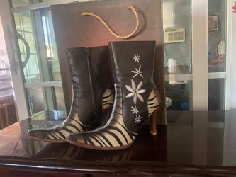 Women's Heeled Boots with Floral Embroidery