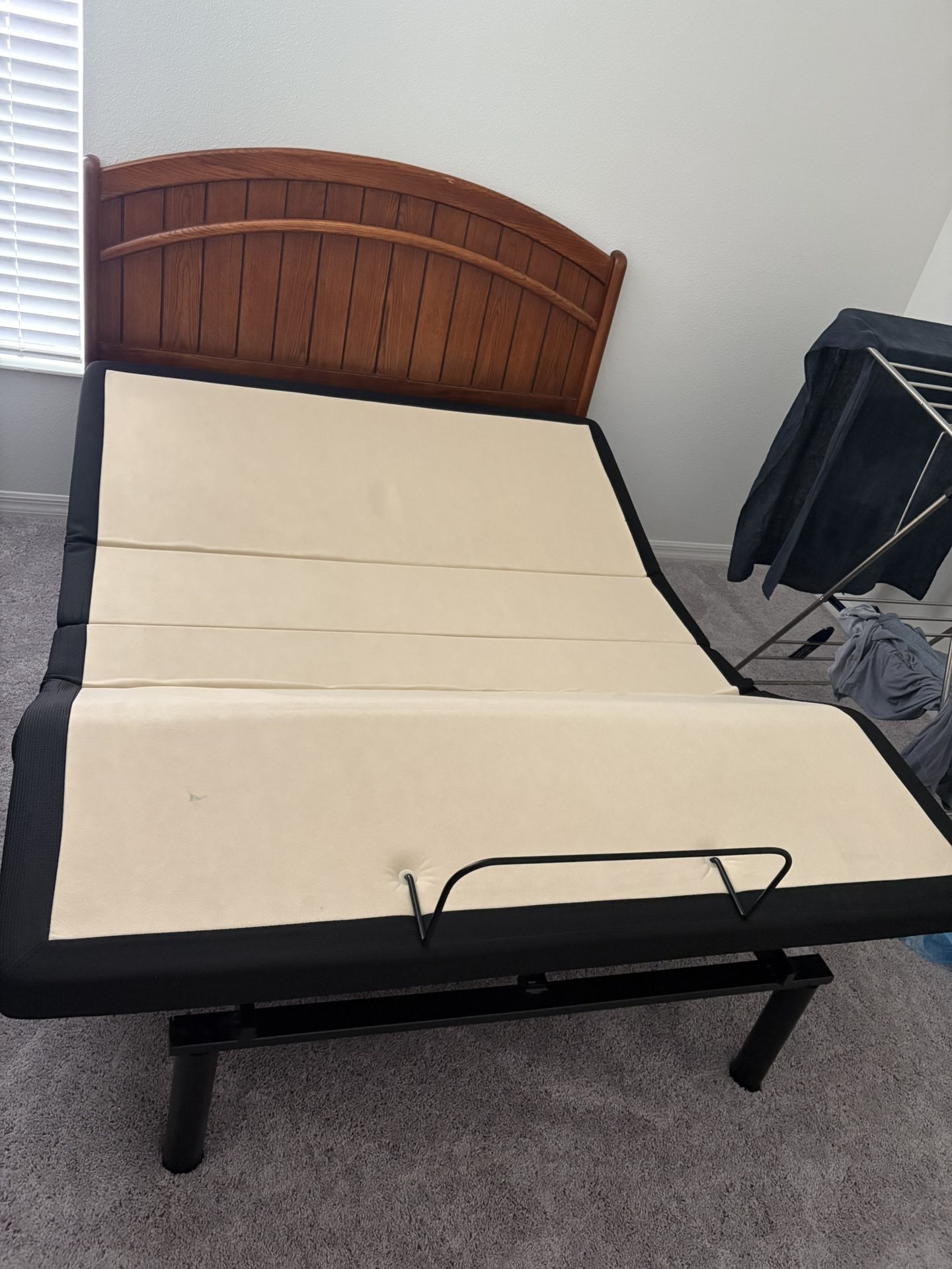 Sealy Ease Ergomotion Queen Size Adjustable Bed Frame With Remote