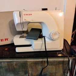 Singer Sewing Machine 