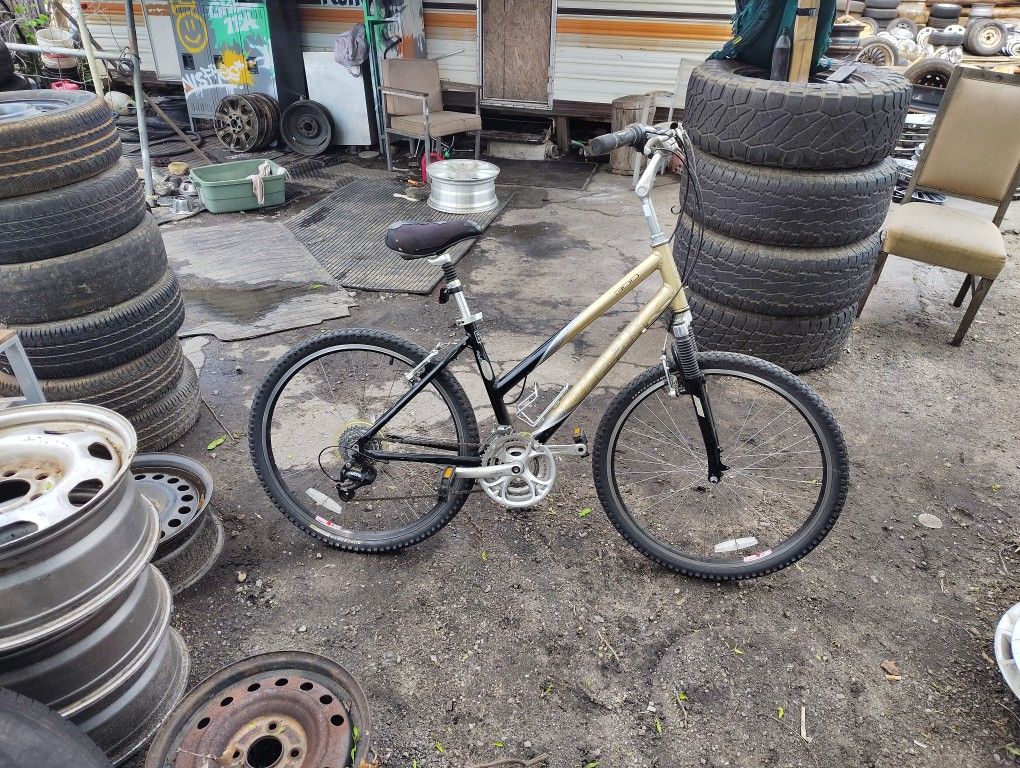 Women's Trek 300