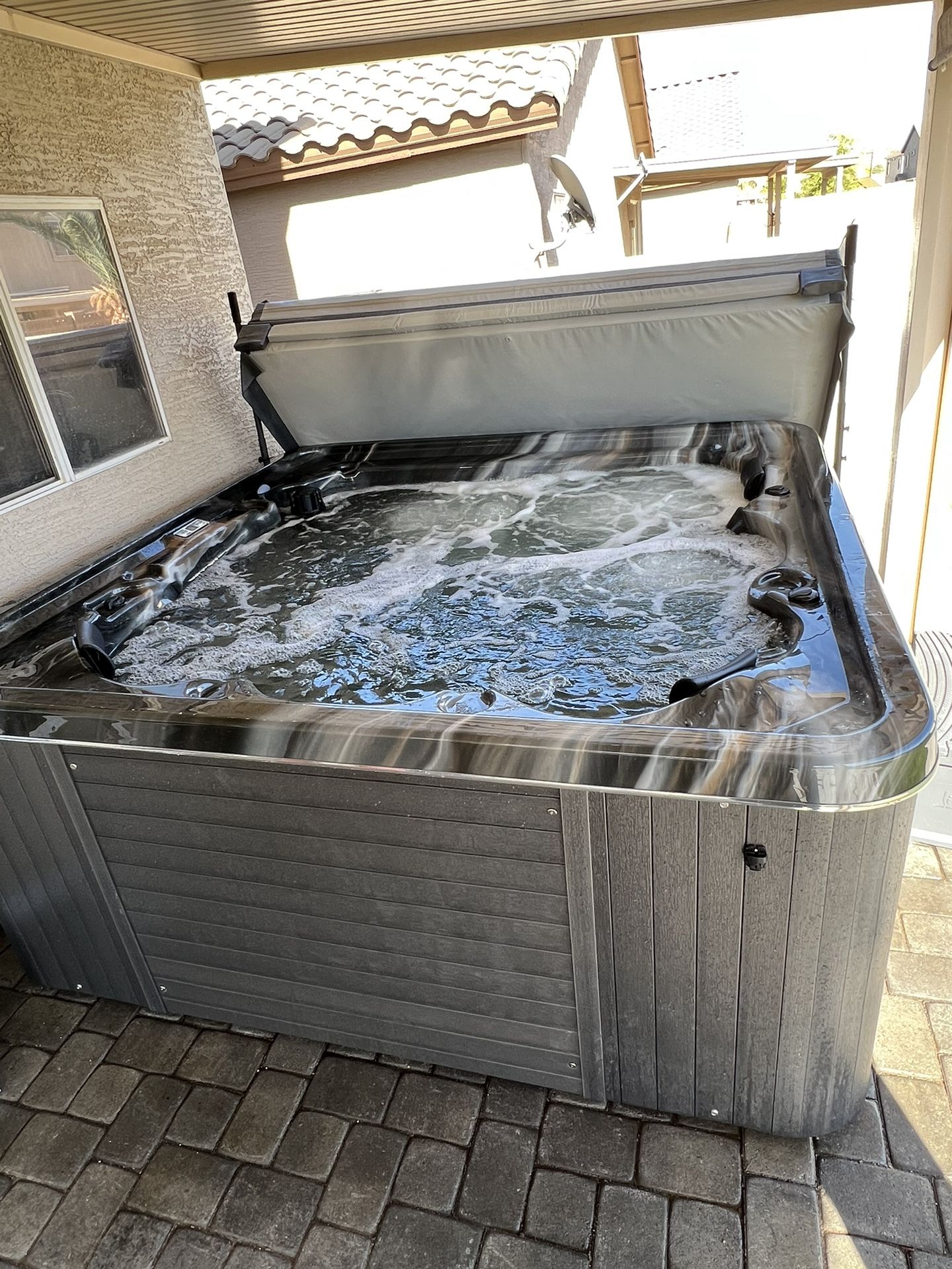 6 Person Grizzly Spa