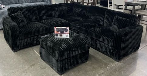 Neew black Sectional.sofaa w. ottoman!!!