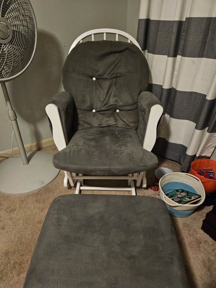 Pristine Shape Glider Chair