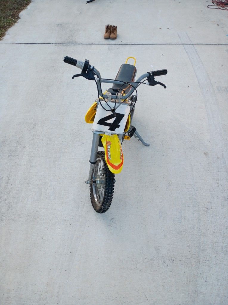 Razor Dirt Bike MX650 (For Parts)