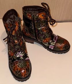 L'Artiste boots. Boots Floral Embossed Lace-Up Ankle Boots