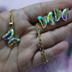 Gold Plated Necklace/Collar Con Aretes De Mariposas De Oro Laminado