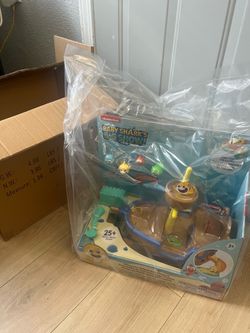 Baby Shark's Big Show Shipwreck Playset Figures Accessories
