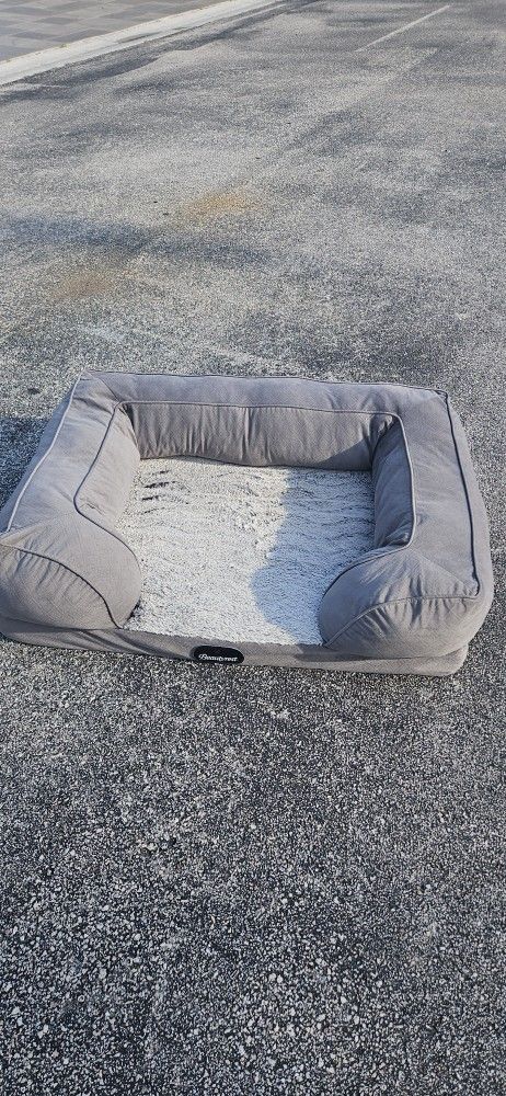 LARGE BEAUTYREST PET BED. 36In BY 26in