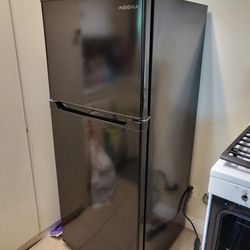 Insignia™ - 9.9 Cu. Ft. Top-Freezer Refrigerator -