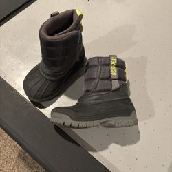 $2 Boys Size 7c Snow Boots